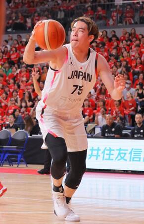 　韓国戦でプレーする井上宗一郎＝５日