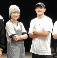 　都内でイベントに出席した湯浅亜実（左）と半井重幸