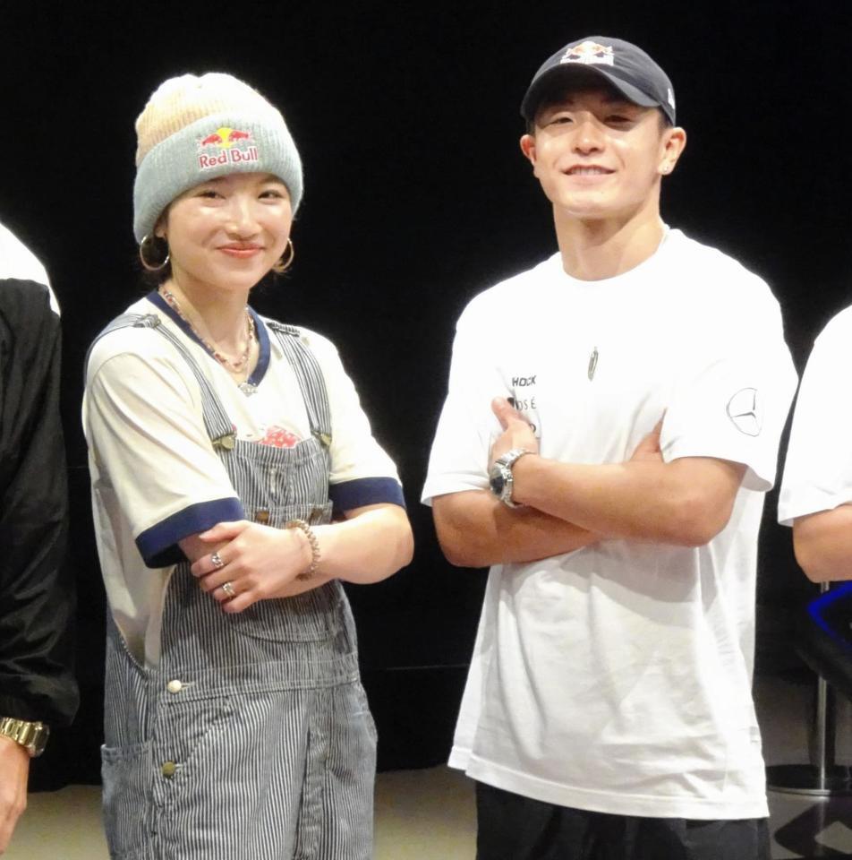 　都内でイベントに出席した湯浅亜実（左）と半井重幸