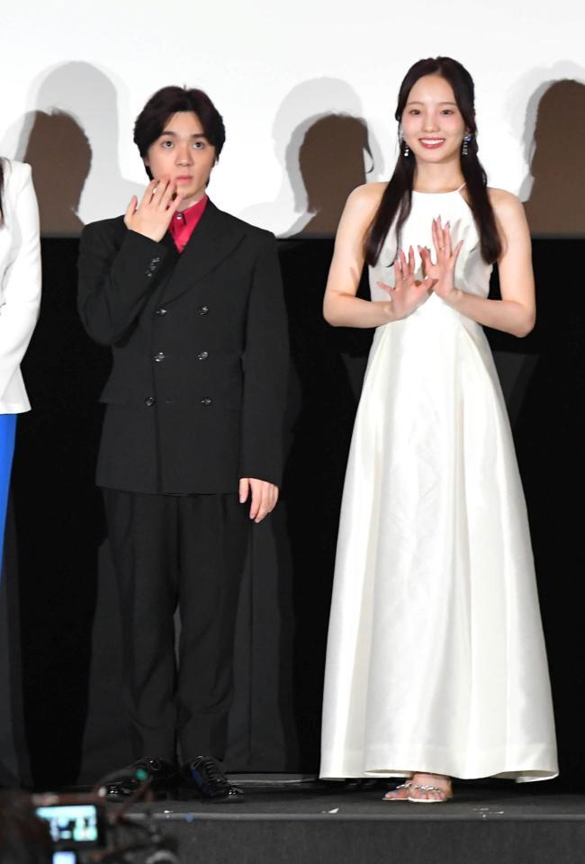 　舞台あいさつに並んで登壇した宇野昌磨さん（左）と本田真凜さん（撮影・持木克友）