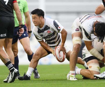 　マオリ・オールブラックス戦でパスを出す斎藤直人＝６日、豊田スタジアム