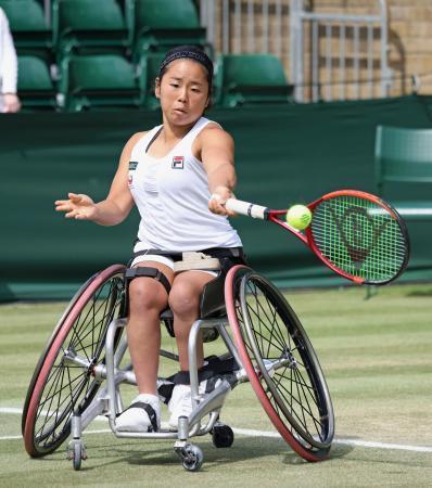 　車いすの部女子シングルス準々決勝でプレーする上地結衣＝ウィンブルドン（共同）