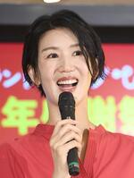 栗原恵さん 小顔＆スタイルがすごっ！「ひろくま」と並んで騒然 広島