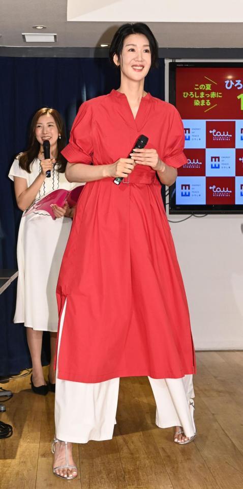 栗原恵さん 小顔＆スタイルがすごっ！「ひろくま」と並んで騒然 広島