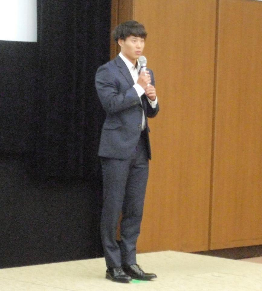 　所属の大阪ガス本社で行われた壮行会で感謝の言葉を述べる坂井隆一郎