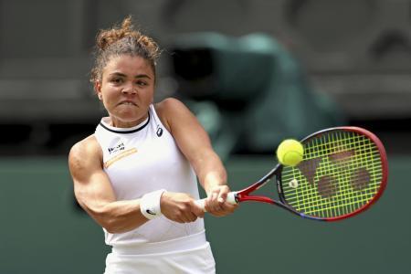 　女子シングルス準決勝でプレーするジャスミン・パオリーニ＝ウィンブルドン（ゲッティ＝共同）