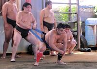 　後ろからゴムバンドで引っ張ってもらい、基礎運動をする霧島