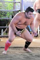 　ふくらはぎにバンドを巻いて、出足の確認をする霧島