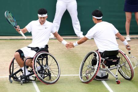 　車いすの部男子ダブルス準決勝でポイントを奪い、タッチを交わす小田凱人（左）、三木拓也組＝ウィンブルドン（共同）