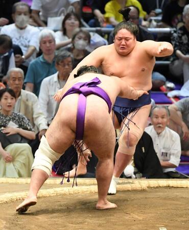 　藤青雲を破る生田目（手前）＝撮影・石井剣太郎
