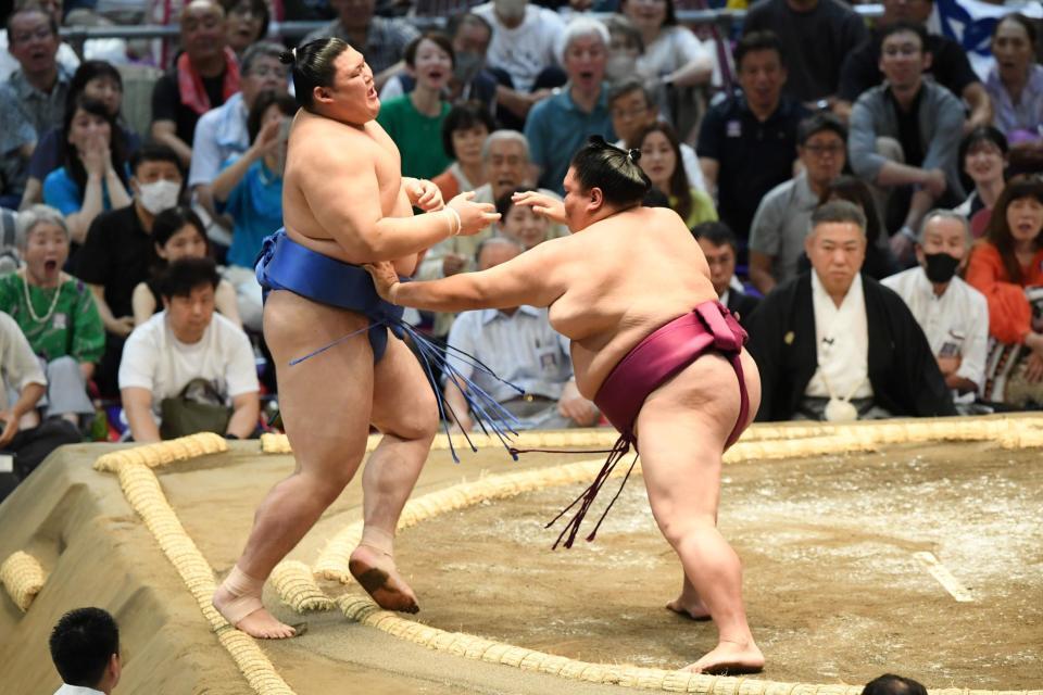 　大の里を破る御嶽海（右）＝撮影・石井剣太郎