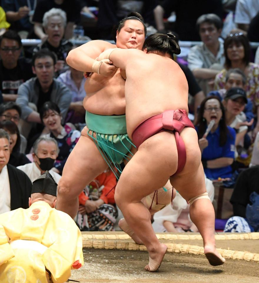 　琴桜を破った大栄翔（手前）＝撮影・石井剣太郎