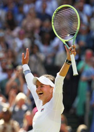 女子テニス・クレイチコバが初制覇「人生で最高の日」プロ決断のきっかけとなった恩人・ヤナ・ノボトナさんに並ぶトロフィーに感慨