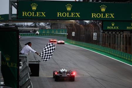 　チェッカーフラッグを受けるトヨタ８号車＝サンパウロ（ゲッティ＝共同）