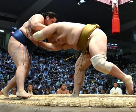 　突き落としで阿武剋（左）に敗れる輝