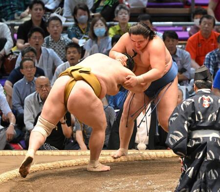 遅れて物言いも軍配通りに十両阿武剋の勝ち　自身初の幕内の土俵で輝を突き落としで逆転　ＳＮＳ「物言いのタイミング遅っ。」