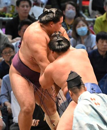 　狼雅（奥）を破る若隆景（撮影・石井剣太郎）