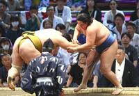 　突き落としで阿武剋（右）に敗れる輝