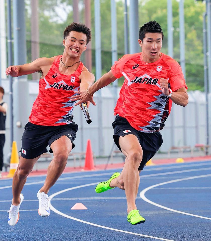 　陸上男子４００メートルリレーの公開練習で、桐生祥秀（右）にバトンを渡す柳田大輝（代表撮影）