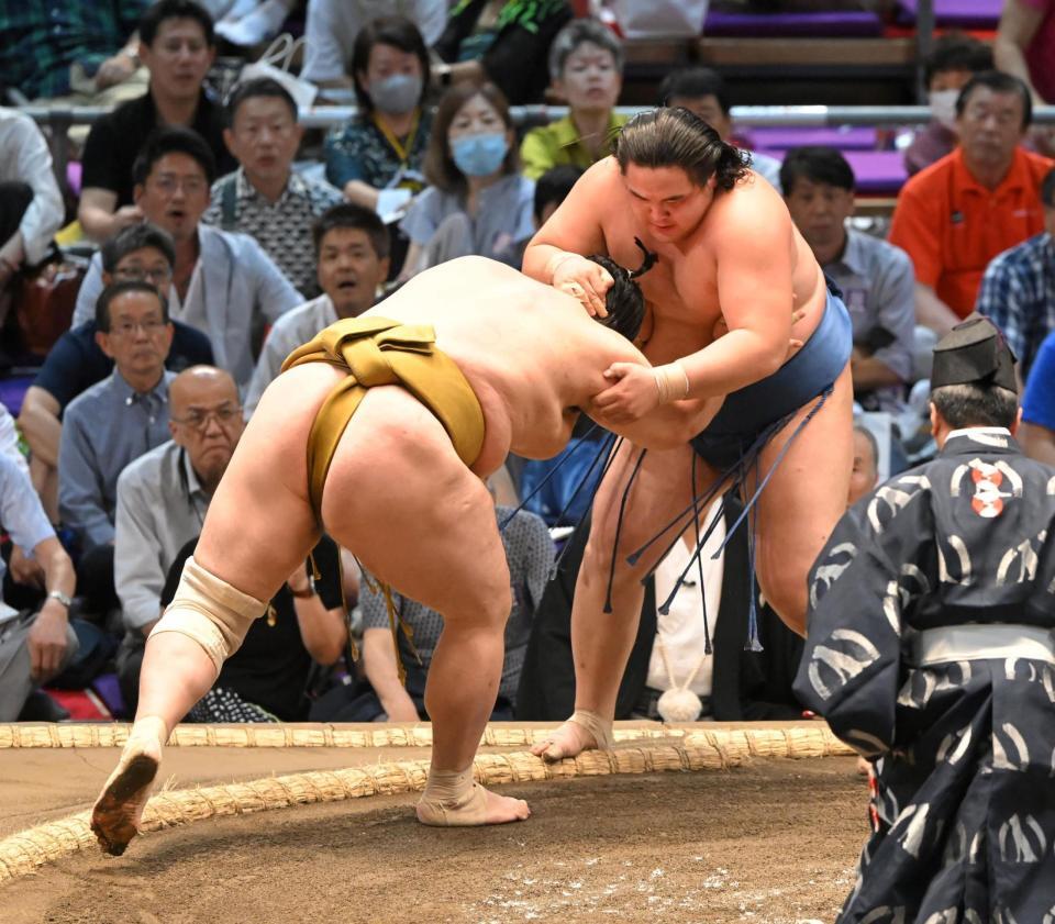 　輝（左）を破る阿武剋（撮影・石井剣太郎）