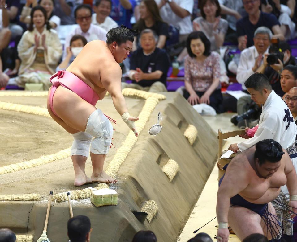 　寄り切りで豪ノ山（右）を破る宇良