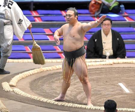 　４２０日ぶりの土俵に上がる炎鵬（撮影・石井剣太郎）