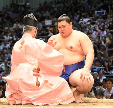 新関脇大の里にようやく初日　大栄翔をはたき込みで下す　照ノ富士３連勝、大関復帰狙う霧島も　カド番貴景勝が黒星先行に