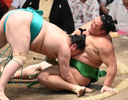 　朝乃山（右）が押し倒しで一山本に敗れる