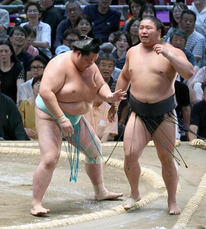 　若元春（右）を寄り切りで下す琴桜