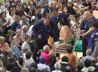 　一山本に敗れ、車いすで引き揚げる朝乃山