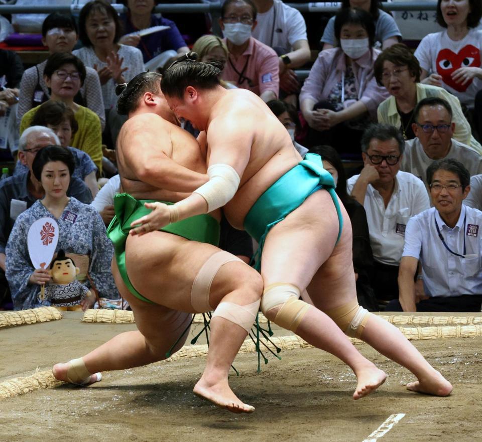 　朝乃山（左）を押し倒しで破る一山本