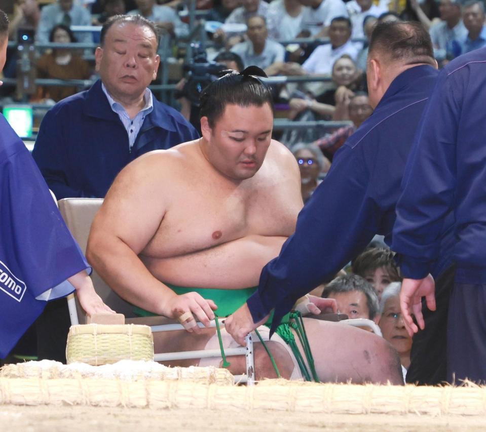 　一山本に押し倒しで敗れ、車いすで引き揚げる朝乃山