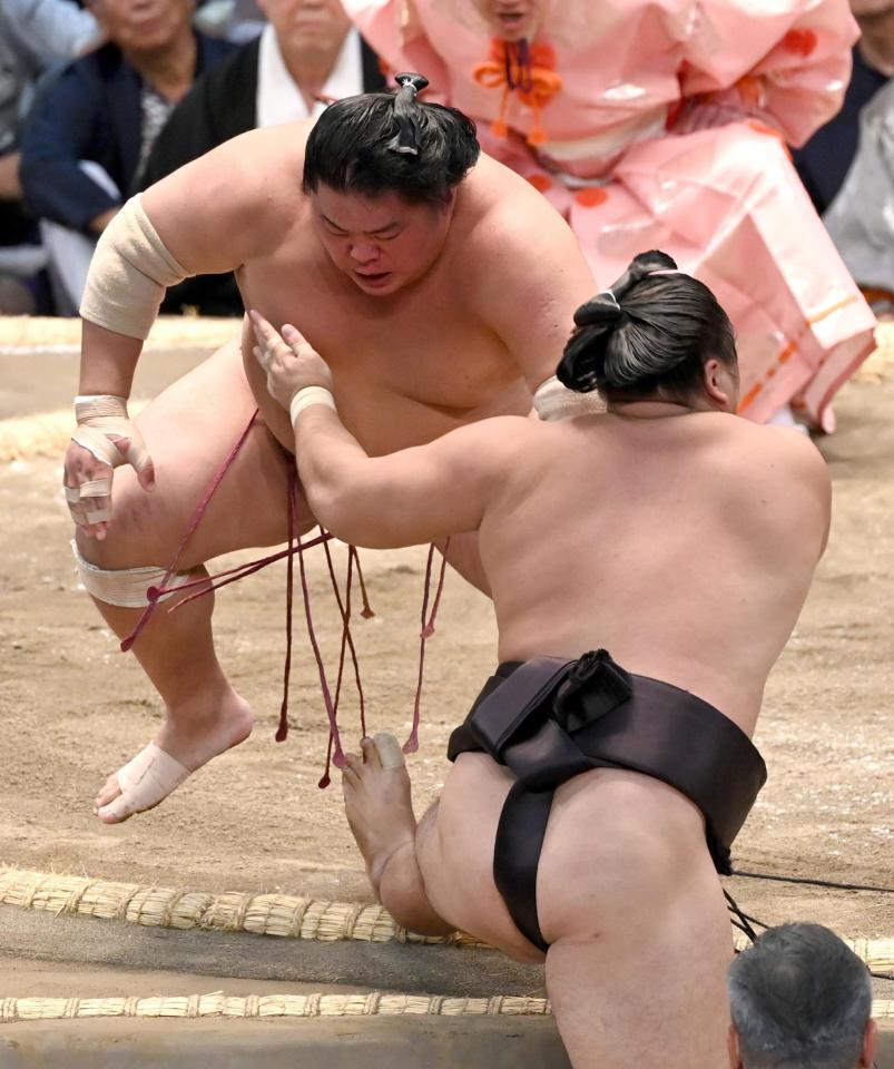 　大栄翔（左）が押し出しで霧島を破る