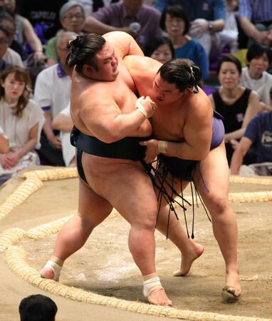 かど番の大関貴景勝が早くも５敗目　小結平戸海に寄り切りで敗れる