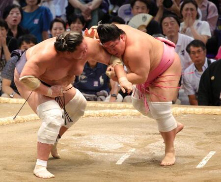 宇良が横綱照ノ富士に敗れるも館内が大歓声と拍手　技の限りを尽くして対抗も及ばず　舞の海さん「やれることはすべてやりましたね」