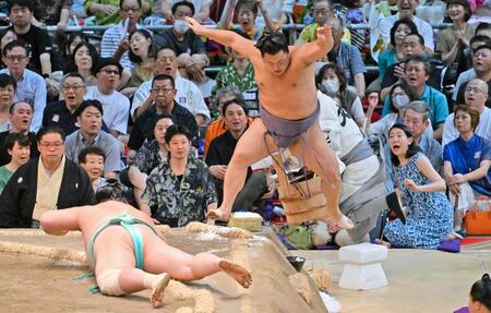 【写真】大女優が危機一髪！土俵下に吹っ飛んだ翔猿に口アングリ　騒然「もう少しでぶち当たるところ」