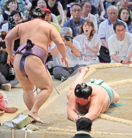 　琴桜（右）が押し出しで翔猿を下す