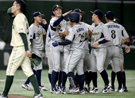 　ＪＲ東日本にサヨナラ勝ちし、喜ぶ西濃運輸の選手たち＝東京ドーム