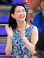 　大相撲を観戦する紺野美沙子さん