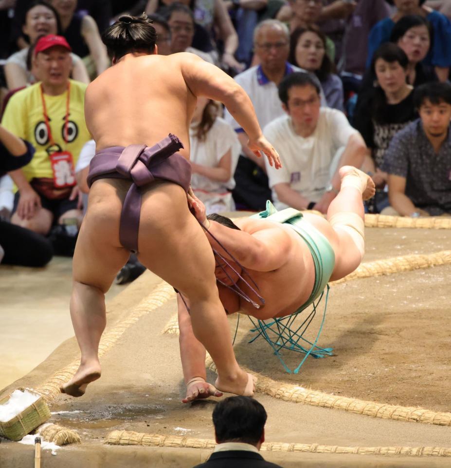 　押し出しで翔猿を下した琴桜（撮影・坂部計介）