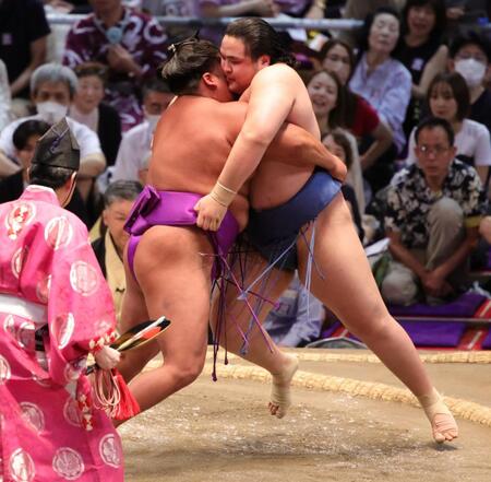 　阿武剋（右）を一気に土俵際まで押し込む尊富士（撮影・坂部計介）