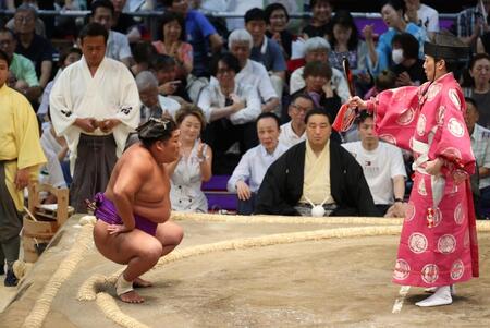 　尊富士が寄り切りで阿武剋を破り、勝ち名乗りを受ける