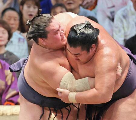 　照ノ富士（左）が湘南乃海を攻める