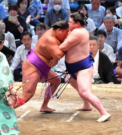 　時疾風（右）に勢いよくぶつかる尊富士（撮影・持木克友）