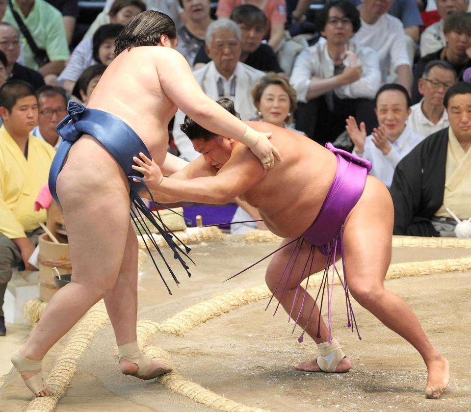 　阿武剋（左）を寄り切る尊富士（撮影・今泉慶太）