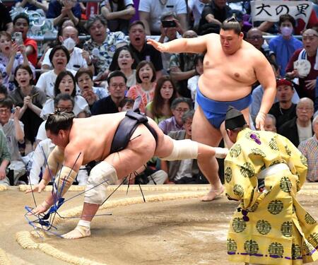 　大の里（右）の突き落としに敗れた照ノ富士（撮影・持木克友）