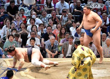 　大の里（右）の突き落としに敗れた照ノ富士（撮影・持木克友）