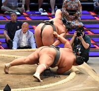 　聖富士（下）を下手投げで下した木竜皇（撮影・持木克友）