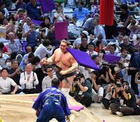 　照ノ富士が敗れ座布団が舞う（撮影・持木克友）