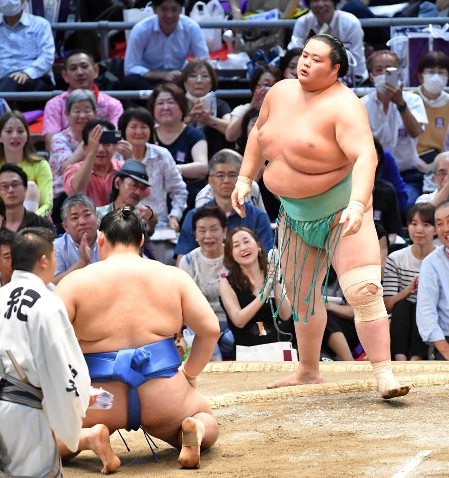 　大の里を上手投げで下した琴桜（右）＝撮影・持木克友